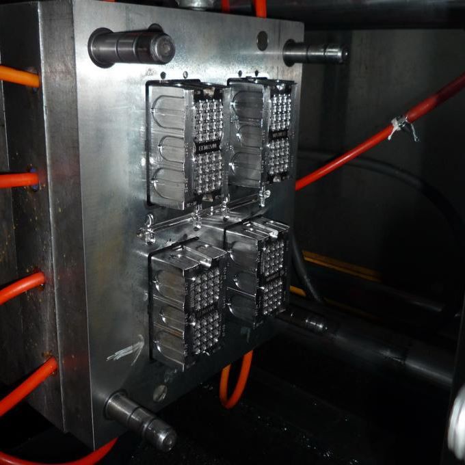 Metodo di operazione di stampaggio ad iniezione di plastica